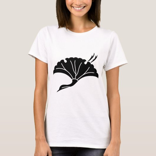 鶴の形をした銀杏の葉 Tシャツ (正面)