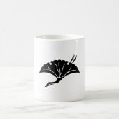 鶴型のイチョウの葉 コーヒーマグカップ (中央)
