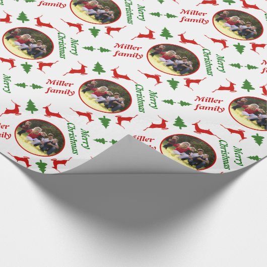 鹿と木のクリスマスの休日の写真パーソナライズされた。 ラッピングペーパー (角)