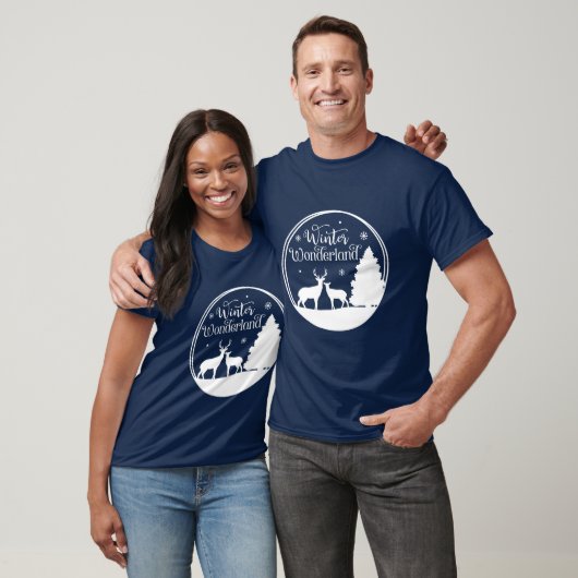 鹿と雪のワンダーランドの風景 Tシャツ (ユニセックス)