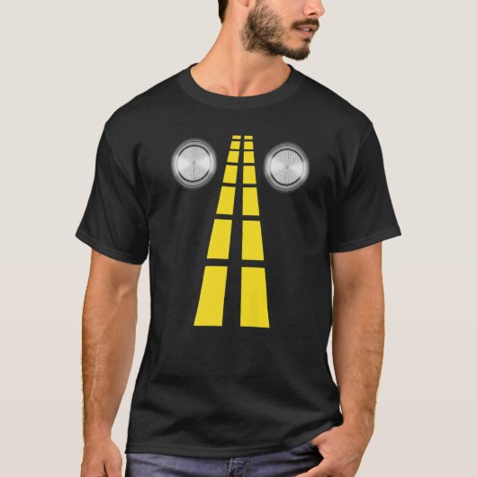 鹿のヘッドライトと道路標識カップルの衣装 Tシャツ (正面)