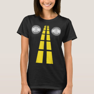 鹿のヘッドライトと道路標識カップルの衣装 Tシャツ