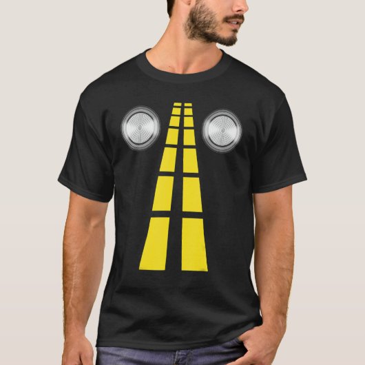 鹿のヘッドライトと道路標識カップルの衣装 Tシャツ (正面)