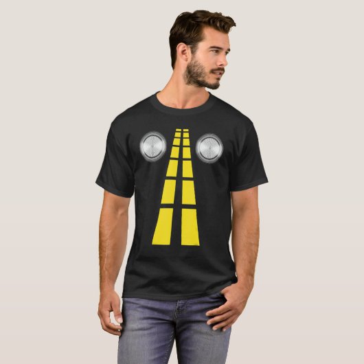 鹿のヘッドライトと道路標識カップルの衣装 Tシャツ (正面フル)