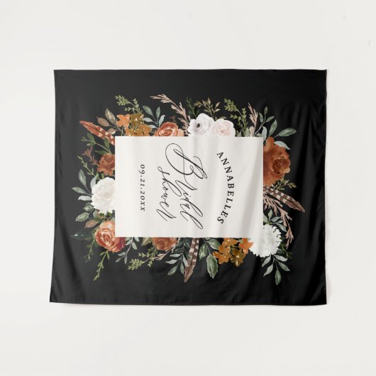 鹿のモチーフの黒テラコッタの花飾りが施された、素朴な雰囲気の花嫁のシャワー タペストリー (正面(横))