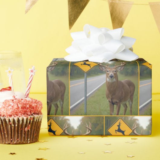 鹿の交雑サインでポーズをとる大きなバック ラッピングペーパー (誕生日パーティー)
