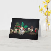 鹿の角をつけたコーギーと森林の仲間たちのクリスマス カード (黄色い花)