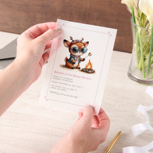 鹿ガール「ワンハッピーキャンパー」 1歳パーティー ベラム紙招待状 (ポータブル)