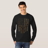 鹿ハンターアメリカ国旗の木カモフラージ鹿フン Tシャツ (正面フル)