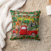 鹿ハンター小さな赤いトラックのナツクラッカー クッション (ブランケット)