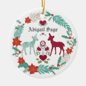 鹿パーソナライズされたとリースベビーの第1クリスマス セラミックオーナメント (正面)