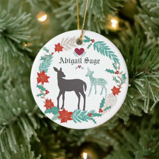 鹿パーソナライズされたとリースベビーの第1クリスマス セラミックオーナメント (ツリー)