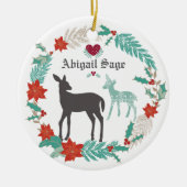 鹿パーソナライズされたとリースベビーの第1クリスマス セラミックオーナメント (正面)