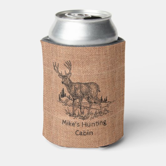 鹿パーソナライズされた素朴イラストレーションとバーラップ 缶クーラー (缶裏面)
