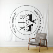 鹿モノグラム素朴カントリー結婚式のカップル名 タペストリー (インサイチュ(横))