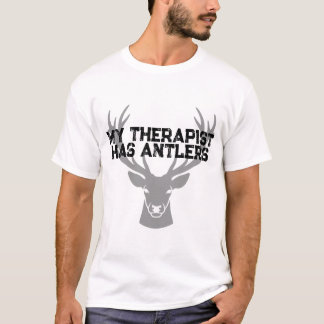 鹿狩りのセラピストは角を持っている Tシャツ