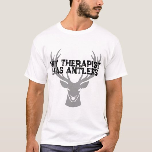 鹿狩りのセラピストは角を持っている Tシャツ (正面)