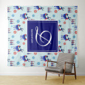 鹿、クリスマスツリー、モノグラム付き雪片 タペストリー (インサイチュ(横))