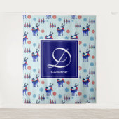 鹿、クリスマスツリー、モノグラム付き雪片 タペストリー (正面)