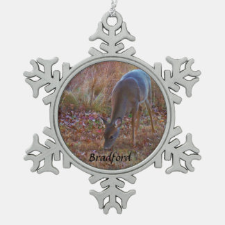 鹿、名前でパーソナライズ スノーフレークピューターオーナメント