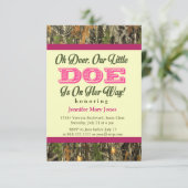 鹿、小さな雌鹿が彼女の前に！迷彩柄招待状 招待状 (スタンド正面)