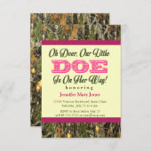 鹿、小さな雌鹿が彼女の前に！迷彩柄招待状 招待状 (正面/裏面)