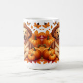 麦わら帽子かぼちゃ及び秋葉付きイエロー・ラブラドール・レトリーバー コーヒーマグカップ (中央)