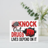 麻薬を2人の男性の拳でたたきのめす ポストカード (スタンド正面)