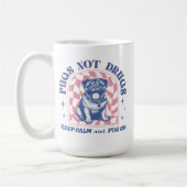 麻薬保ではないレトロの上で落ち着いてパグ コーヒーマグカップ (左)