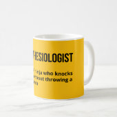 麻酔専門医の定義 – 医学ユーモア コーヒーマグカップ (正面右)