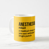 麻酔専門医の定義 – 医学ユーモア コーヒーマグカップ (正面左)