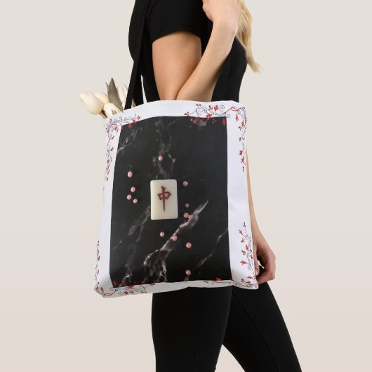 麻雀が赤いドラゴンとトートバッグをテーマにした トートバッグ (クローズアップ)