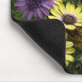 黄および紫のアフリカデイジー マウスパッド (コーナー)