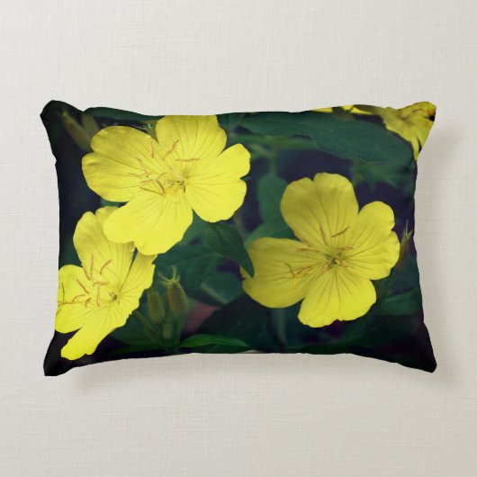 黄かわいらし色の紫の花  アクセントクッション (正面)