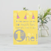 黄とピンクの1人目の女の子の誕生日の招待状 招待状 (スタンド正面)