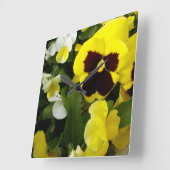 黄と茶のヒナギク スクエア壁時計 (傾斜)