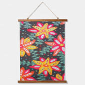 黄はっきりした色とオレンジ色の花が黒 吊り下げ型タペストリー (正面)