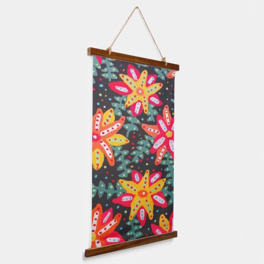 黄はっきりした色とオレンジ色の花が黒 吊り下げ型タペストリー (傾斜あり)