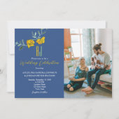 黄はっきりした色ネイビーブルーモノグラム結婚写真 招待状 (正面)