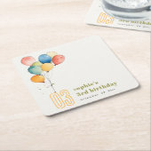 黄カラフル赤緑色風船子供の誕生日 スクエアペーパーコースター (アングル)