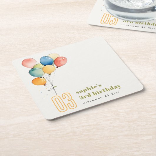 黄カラフル赤緑色風船子供の誕生日 スクエアペーパーコースター (アングル)