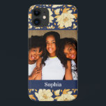 黄ガーリー色の水色フローラ写真名 iPhone 11 ケース<br><div class="desc">深いガーリーの青い背景にエレガントと写真のプレースホルダに曲線の表示タイプフェイスにあなたの名前を特徴づけるシックな電話ケース。この美しいデザインは、深いブルーの背景に明るい黄色の花の美しいアクリルの水色のパターンに設定されている。</div>