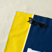 黄パーソナライズされた紺サッカー選手の名前 ビーチタオル (インサイチュ)