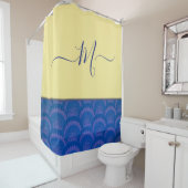 黄モダン海沿岸ブルーシーシェルモノグラム シャワーカーテン (インサイチュ)