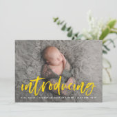 黄モダン筆スクリプト紹介フォト誕生 案内状 (スタンド正面)