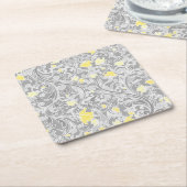 黄モダン色と灰色の渦巻形のフローラ スクエアペーパーコースター (アングル)
