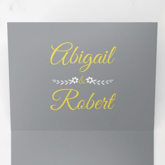 黄モダン色タイポグラフィ、灰色の写真結婚の 三つ折り招待状 (内部最初)