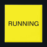 黄ランニング色食洗機磁石 マグネット<br><div class="desc">黄色ミニマルの背景を持つ「ランニング食洗機」のキッチンマグネットはキッチ救済ン団体や組織と一緒に。テキスカスタマイズト付き。</div>