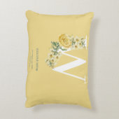 黄ヴィンテージ花イニシャルベビー誕生統計 アクセントクッション (裏面(縦))