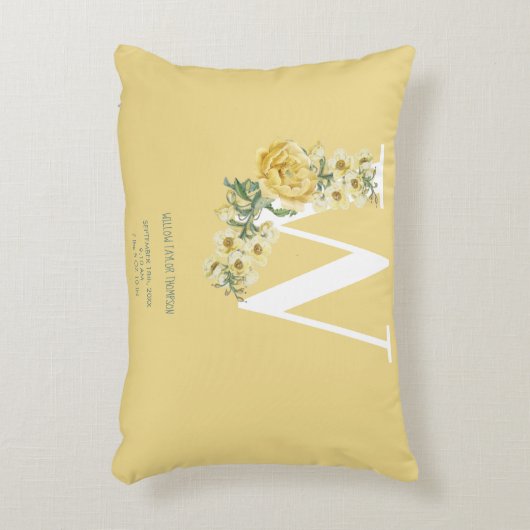 黄ヴィンテージ花イニシャルベビー誕生統計 アクセントクッション (正面(垂直))
